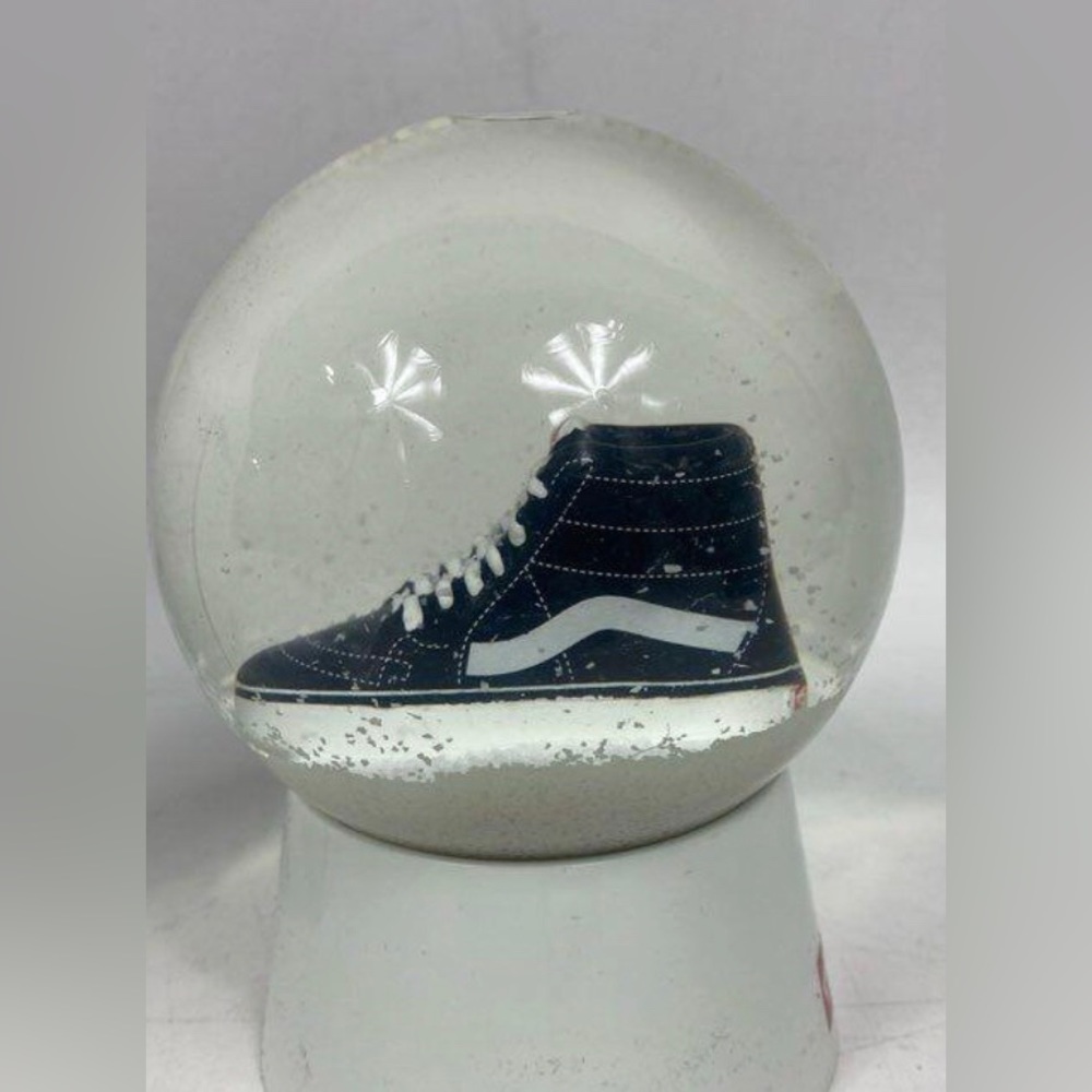 Vans “OFF THE WALL” Snow Globe Limited Edition